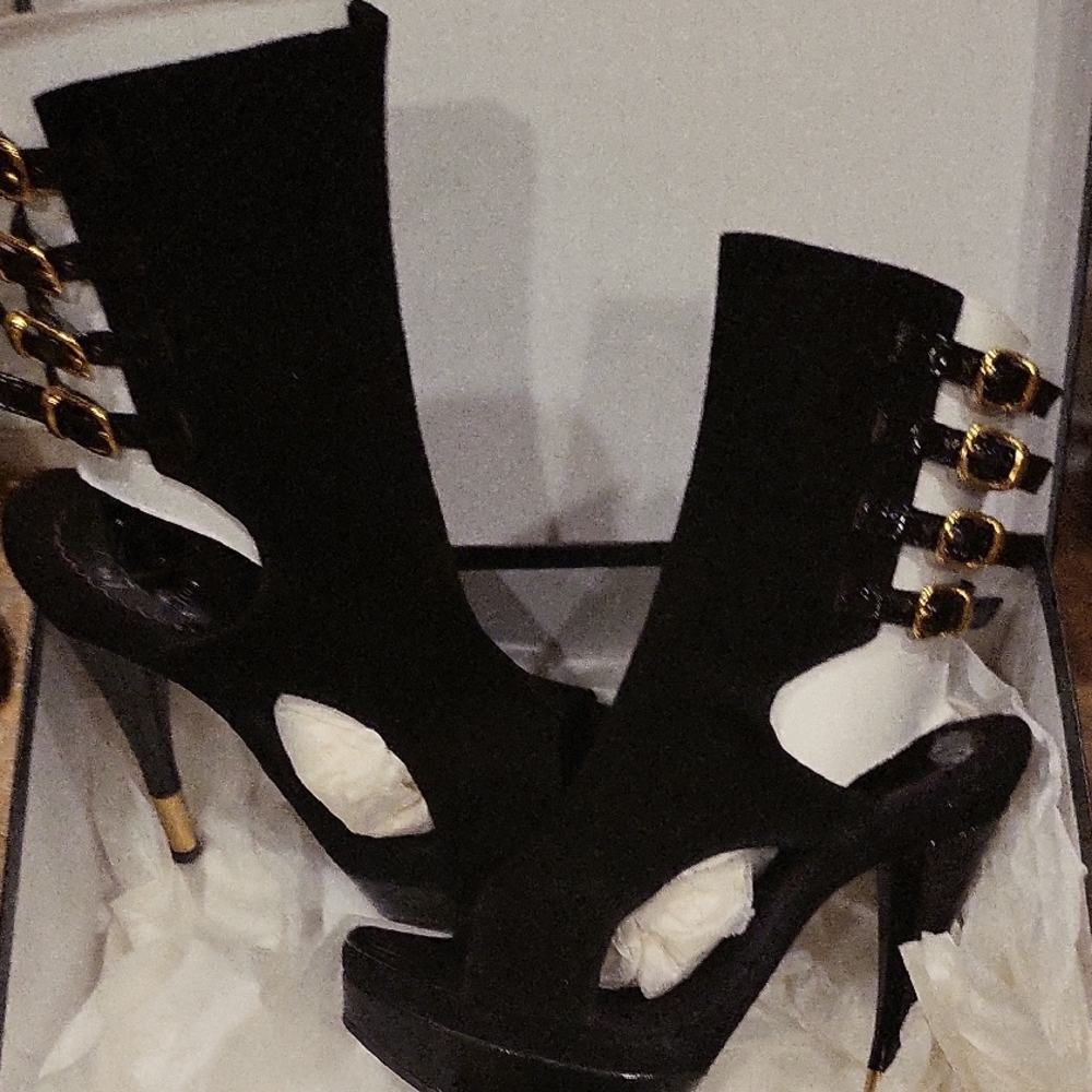 Chic Black Platform Heels with Gold Accents